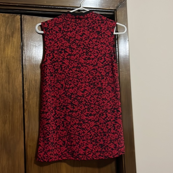 Suzy Shier red/black floral top - Picture 2 of 6